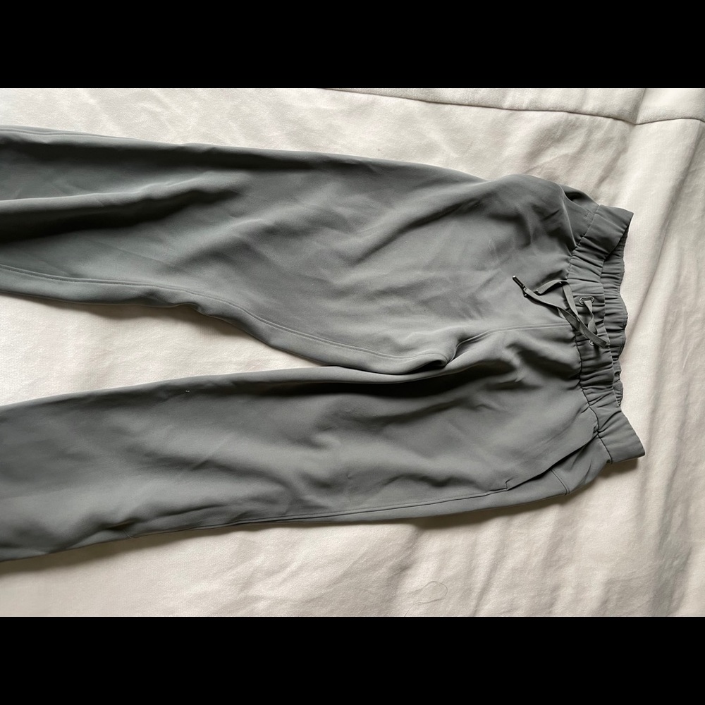 Lululemon on the fly crop- size 8